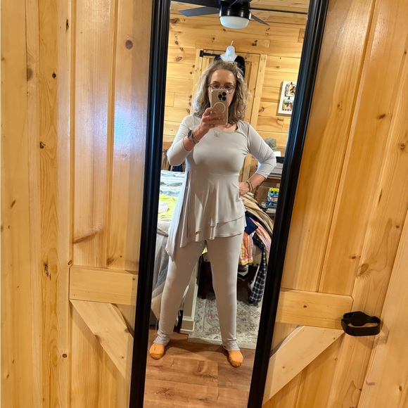 2 pc Sympli Dove Gray soft stretchy  comfort set, size 6& 8 (fit large though!) - Picture 2 of 10